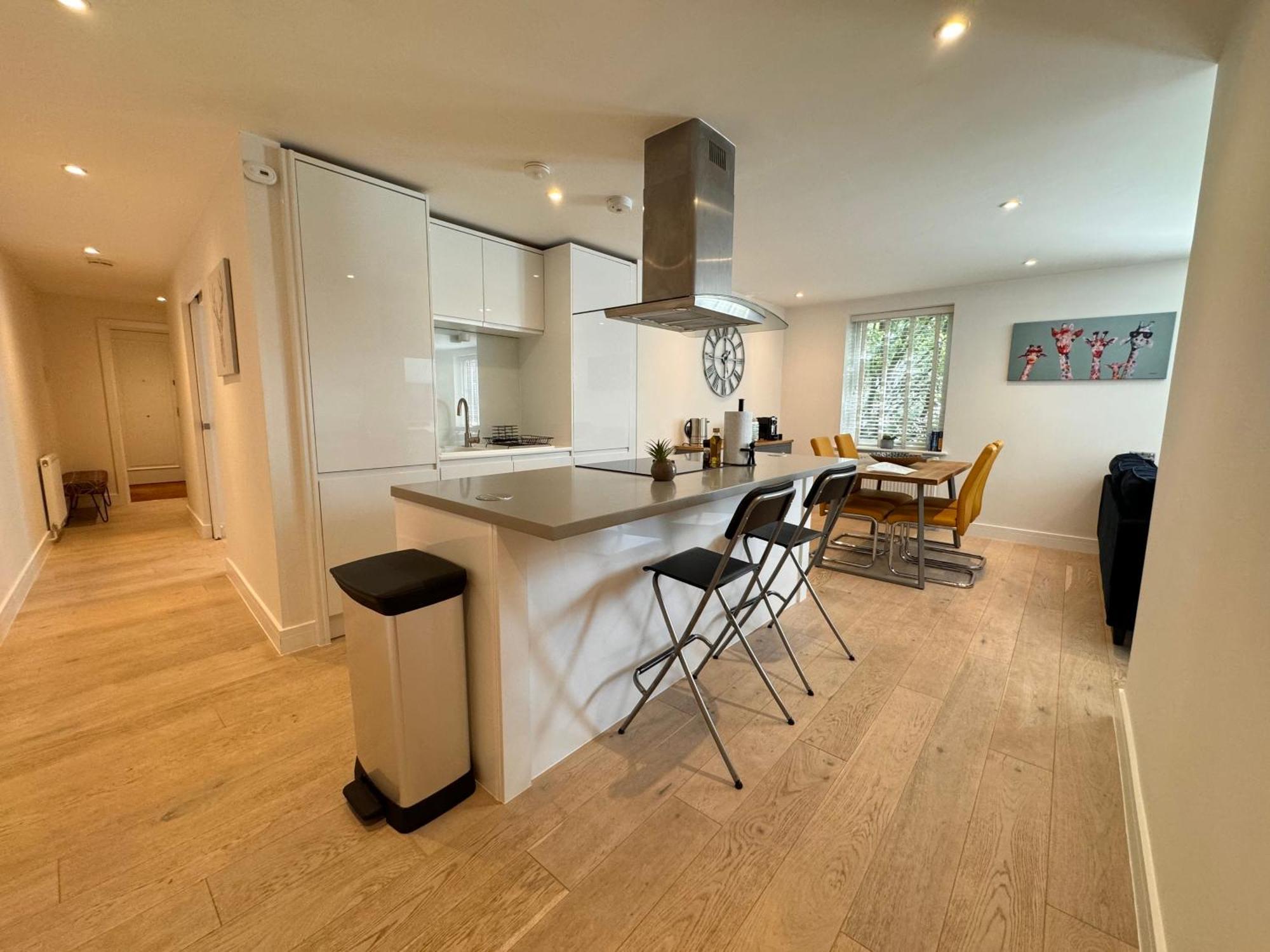 Spacious & Light 2bed, 2bath In The Heart Of Apartamento