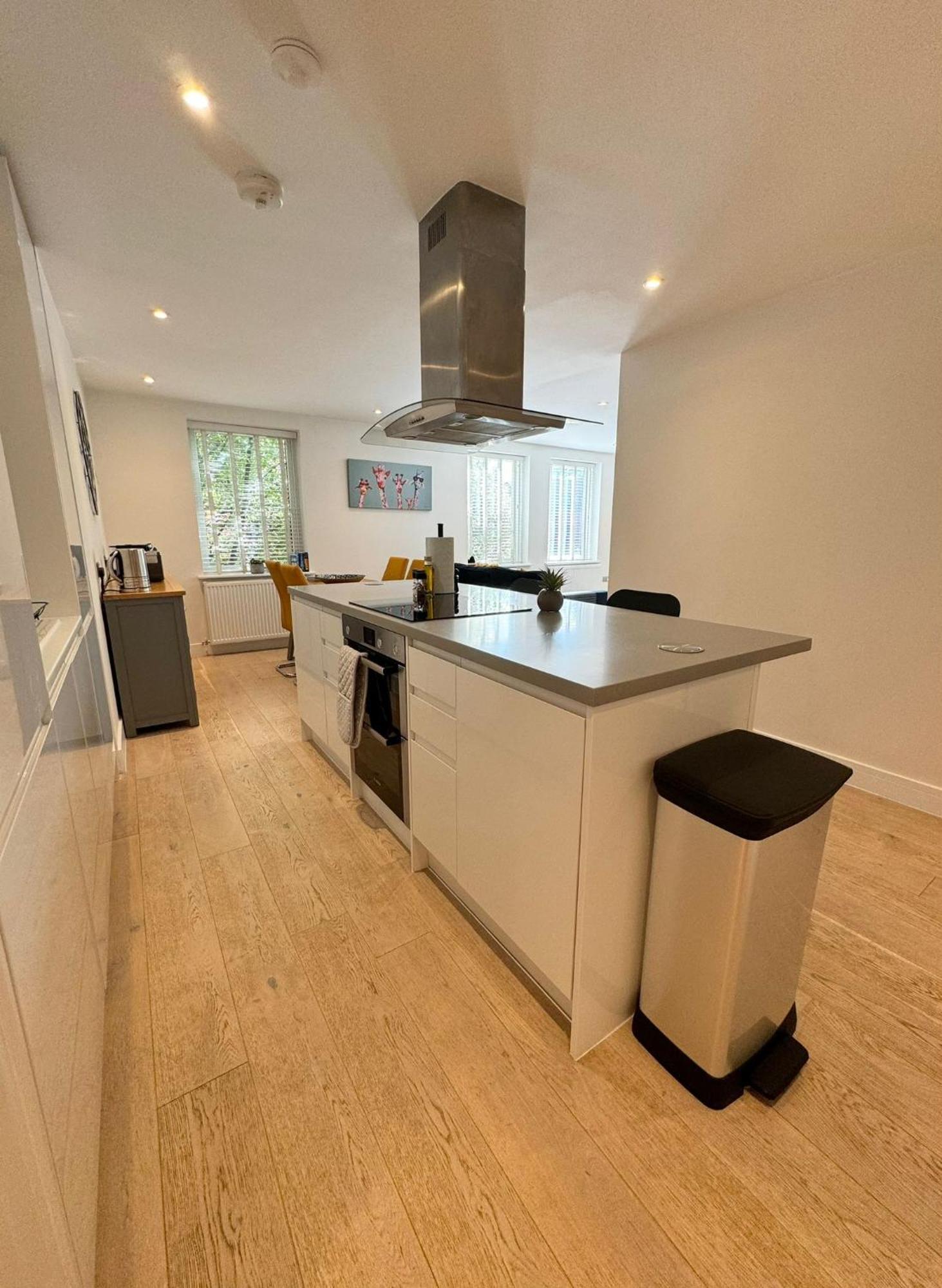 Apartamento Spacious & Light 2bed, 2bath In The Heart Of Windsor